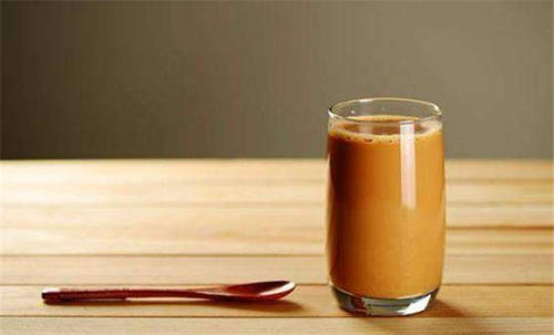 朋友圈秋天的第一杯奶茶什么梗？