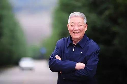 中国卫星之父是谁？