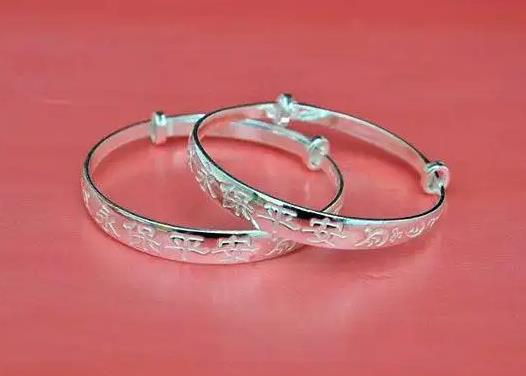 银手镯怎么清洗会更亮些?