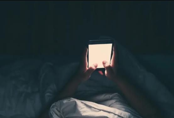 熬夜会导致脸部皮肤变黑吗?