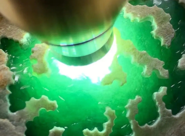 1703210890295102.jpg 缅甸的翡翠原石是什么价格.jpg