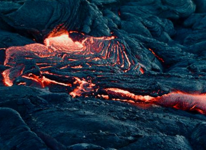 岩浆遇到水时会发生什么?