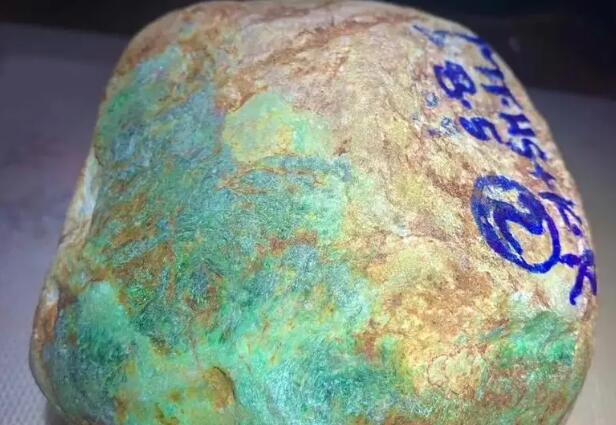 缅甸的翡翠原石怎么样？翡翠原石矿区分布在哪？