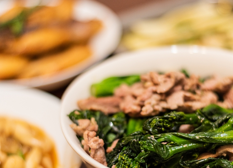 隔夜饭菜可以反复加热食用吗？