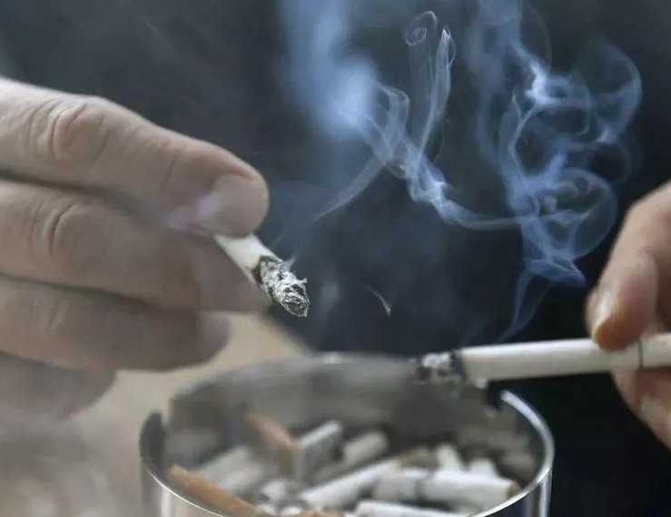 长期抽烟的人需要补维c是真的吗？