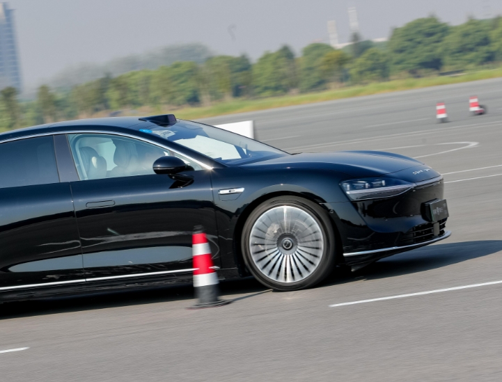 麋鹿测试和刹车距离测试有什么区别？