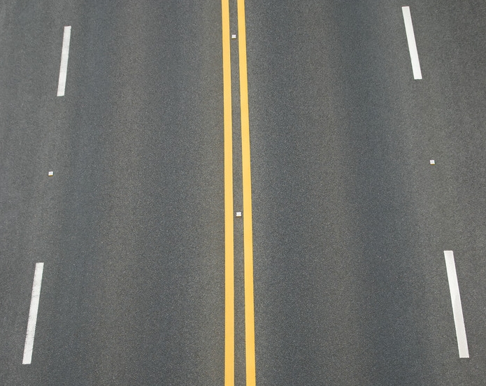 交通规则中的黄线和白线有什么区别？.jpg